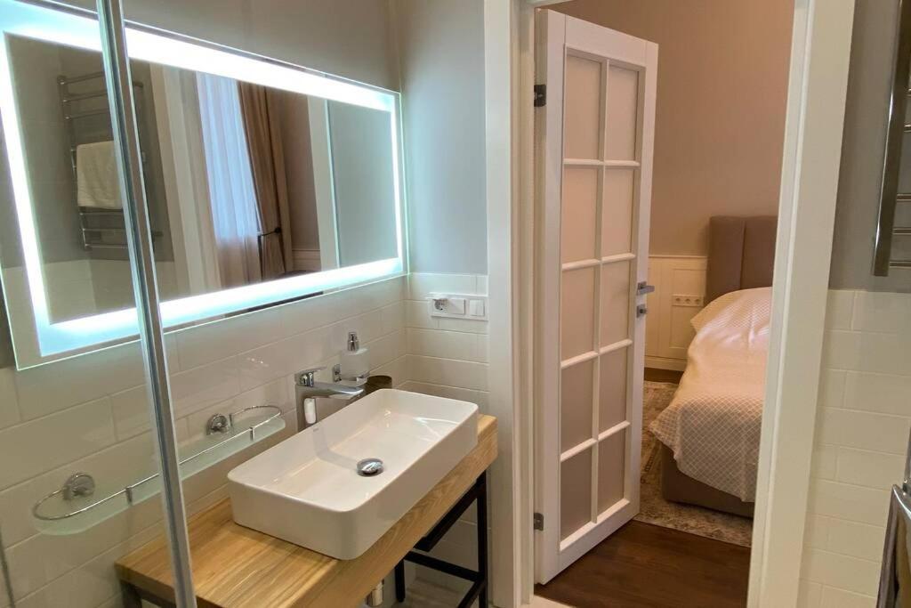 Hidden Gem With Its Own Private Entry At Lypky Apartman Kijev Kültér fotó